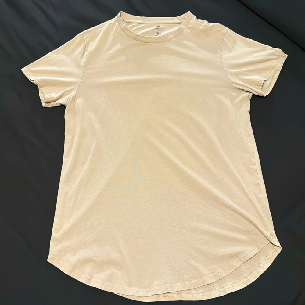 H&M Men’s Long fit T-shirt with classic silhouette & a curved hem. Light beige.